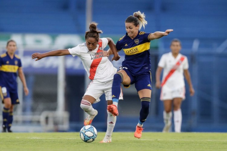 Argentina's River Plate Melina Moreno (L) and Argentina's Boca Juniors Clarisa Huber vie for the ball during their Transicion 2020 female tournament football match at José Amalfitani stadium in Buenos Aires city, on January 19, 2021. (Photo by Juan Ignacio RONCORONI / POOL / AFP) (Photo by JUAN IGNACIO RONCORONI/POOL/AFP via Getty Images)