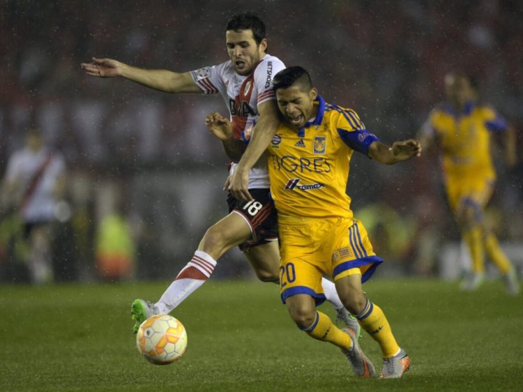 Camilo Mayada (L) of Argentina's River Plate vies for the ball with Javier Aquino of Mexico's Tigres during their Libertadores Cup second leg final match at Antonio Vespucio stadium, in Buenos Aires, on August 5, 2015.  AFP PHOTO/JUAN MABROMATA        (Photo credit should read JUAN MABROMATA/AFP via Getty Images)