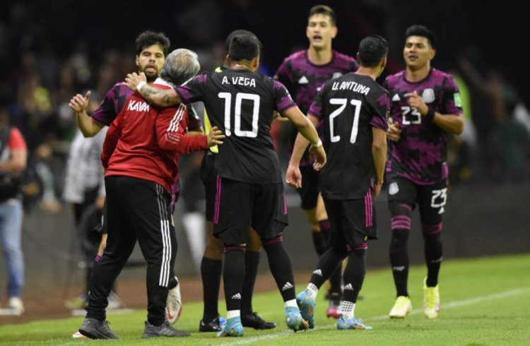 Mexico's Carlos Uriel Antuna (2-R) celebrates his goal against El Salvador with teammates during their FIFA World Cup Concacaf qualifier match at the Azteca stadium in Mexico City, on March 30, 2022. (Photo by ALFREDO ESTRELLA / AFP) (Photo by ALFREDO ESTRELLA/AFP via Getty Images)