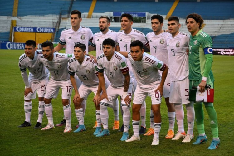 Players of Mexico pose prior of their FIFA World Cup Qatar 2022 Concacaf qualifiers football match against Honduras at the Olimpico Metropolitano stadium, in San Pedro Sula, Honduras on March 27, 2022. (Photo by Orlando SIERRA / AFP) (Photo by ORLANDO SIERRA/AFP via Getty Images)