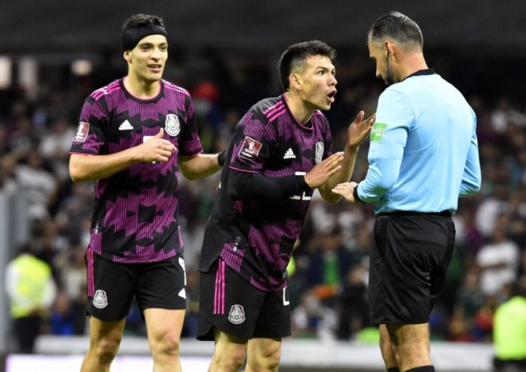 Mexico's Raul Jimenez (L) and Hirving Lozano react against Guatemalan referee Mario Escobar during their FIFA World Cup Concacaf qualifier match at the Azteca stadium in Mexico City, on March 24, 2022. (Photo by ALFREDO ESTRELLA / AFP) (Photo by ALFREDO ESTRELLA/AFP via Getty Images)