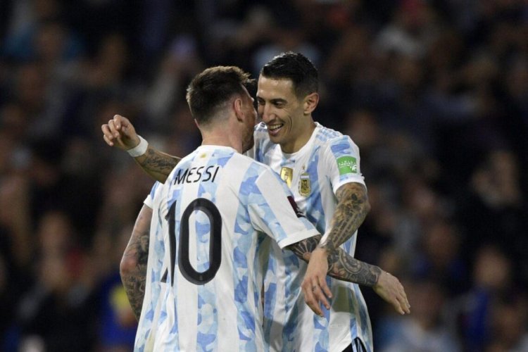 Argentina's Lionel Messi (L) celebrates with Argentina's Angel Di Maria after scoring against Venezuela during their South American qualification football match for the FIFA World Cup Qatar 2022 at La Bombonera stadium in Buenos Aires on March 25, 2022. (Photo by JUAN MABROMATA / AFP) (Photo by JUAN MABROMATA/AFP via Getty Images)