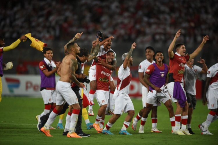 Peruvian players celebrate after defeating Paraguay in their South American qualification football match for the FIFA World Cup Qatar 2022 at the National Stadium in Lima on March 29, 2022. - Peru will play the intercontinental playoff match in June against Australia or the United Arab Emirates. (Photo by ERNESTO BENAVIDES / AFP) (Photo by ERNESTO BENAVIDES/AFP via Getty Images)