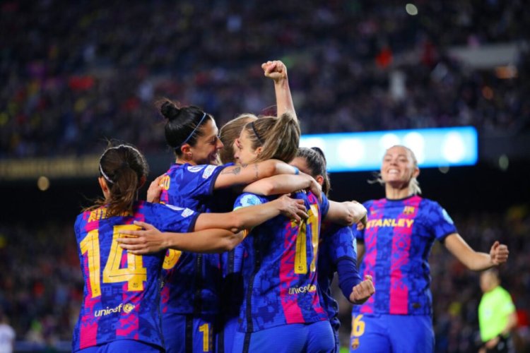 BARCELONA, SPAIN - MARCH 30: Alexia Putellas of FC Barcelona (obscured) celebrates with teammates after scoring their team's fourth goal during the UEFA Women's Champions League Quarter Final Second Leg match between FC Barcelona and Real Madrid at Camp Nou on March 30, 2022 in Barcelona, Spain. (Photo by Eric Alonso/Getty Images)