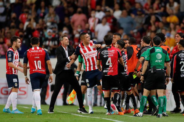 GUADALAJARA, MEXICO - MARCH 20: Player of Atlas and Chivas fight during the 11th round match between Atlas and Chivas as part of the Torneo Grita Mexico C22 Liga MX at Jalisco Stadium on March 20, 2022 in Guadalajara, Mexico. (Photo by Refugio Ruiz/Getty Images)