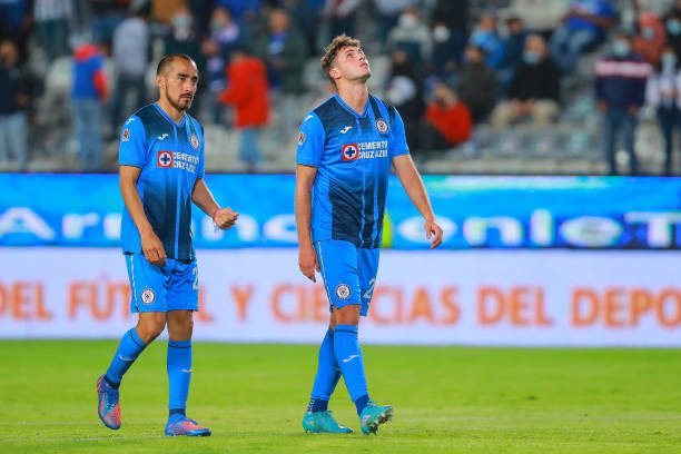 PACHUCA, MEXICO - MARCH 19: Santiago Giménez (R) and  Rafael Baca (L) of Cruz Azul react during the 11th round match between Pachuca and Cruz Azul as part of the Torneo Grita Mexico C22 Liga MX at Hidalgo Stadium on March 19, 2022 in Pachuca, Mexico. (Photo by Manuel Velasquez/Getty Images)