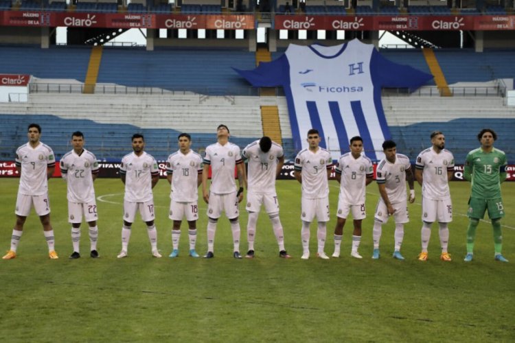 SAN PEDRO SULA, HONDURAS - MARCH 27: Players of Mexico line up prior the match between Honduras and Mexico as part of the Concacaf 2022 FIFA World Cup Qualifiers at Estadio Olimpico Metropolitano on March 27, 2022 in San Pedro Sula, Honduras. (Photo by Jorge Cabrera/Getty Images)