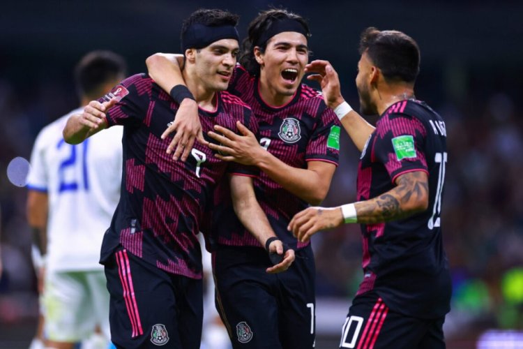 MEXICO CITY, MEXICO - MARCH 30: Raúl Jiménez of Mexico celebrates with teammates after scoring his team's second goal during the match between Mexico and El Salvador as part of the Concacaf 2022 FIFA World Cup Qualifiers at Azteca Stadium on March 30, 2022 in Mexico City, Mexico. (Photo by Hector Vivas/Getty Images)