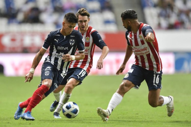 MONTERREY, MEXICO - AUGUST 21: Maximiliano Meza #11 of Monterrey fights for the ball with Jesús Angulo #19 and Miguel Ponce #16 of Chivas during the 6th round match between Monterrey and Chivas as part of the Torneo Grita Mexico A21 Liga MX at BBVA Stadium on August 21, 2021 in Monterrey, Mexico. (Photo by Azael Rodriguez/Getty Images)