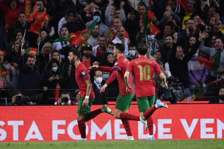 PORTO, PORTUGAL - MARCH 29: Bruno Fernandes of Portugal celebrates with teammates after scoring their team's first goal during the 2022 FIFA World Cup Qualifier knockout round play-off match between Portugal and North Macedonia at Estadio do Dragao on March 29, 2022 in Porto, Porto. (Photo by Octavio Passos/Getty Images)