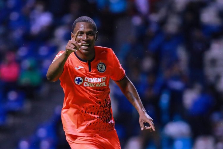 PUEBLA, MEXICO - SEPTEMBER 24: Bryan Angulo #17 of Cruz Azul celebrates the first scored goal of Cruz Azul during the 10th round match between Puebla and Cruz Azul as part of the Torneo Grita Mexico A21 Liga MX at Cuauhtemoc Stadium on September 24, 2021 in Puebla, Mexico. (Photo by Manuel Velasquez/Getty Images)