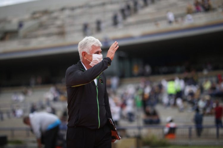 MEXICO CITY, MEXICO - OCTOBER 17: Ricardo Ferretti, head coach of FC Juarez gestures during the 13th round match between Pumas UNAM and FC Juarez as part of the Torneo Grita Mexico A21 Liga MX at Olimpico Universitario Stadium on October 17, 2021 in Mexico City, Mexico. (Photo by Hector Vivas/Getty Images)