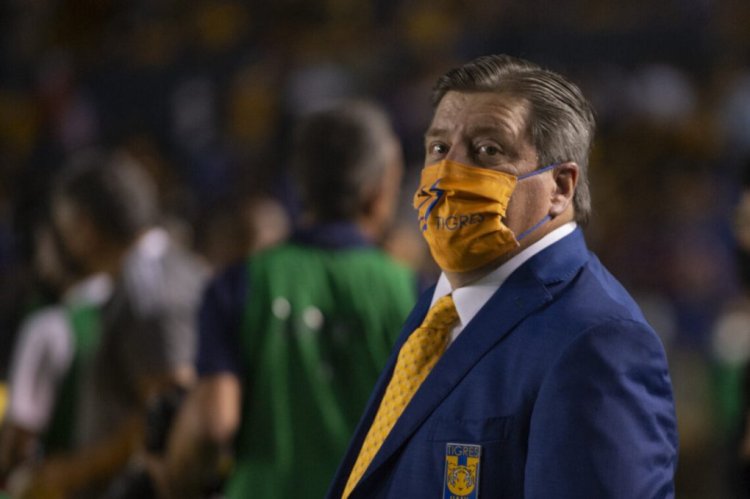 MONTERREY, MEXICO - OCTOBER 30: Miguel Herrera, coach of Tigres, looks on during the 16th round match between Tigres UANL and Chivas as part of the Torneo Grita Mexico A21 Liga MX at Universitario Stadium on October 30, 2021 in Monterrey, Mexico. (Photo by Azael Rodriguez/Getty Images)