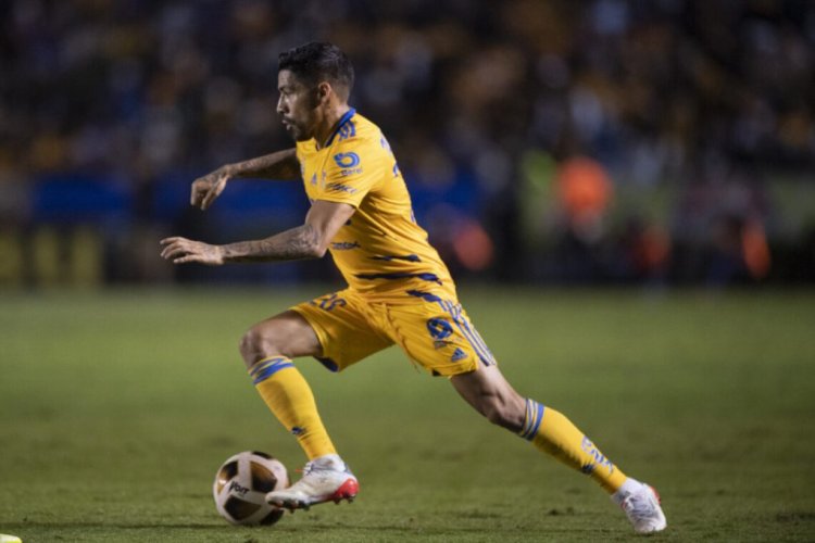 MONTERREY, MEXICO - NOVEMBER 28: Javier Aquino #20 of Tigres drives the ball during the quarterfinals second leg match between Tigres UANL and Santos Laguna as part of the Torneo Grita Mexico A21 Liga MX at Universitario Stadium on November 28, 2021 in Monterrey, Mexico. (Photo by Azael Rodriguez/Getty Images)
