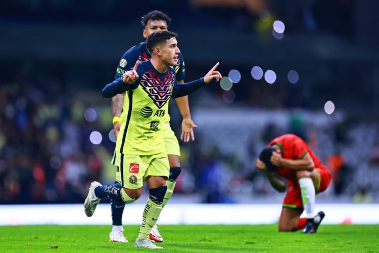 MEXICO CITY, MEXICO - APRIL 09: Alejandro Zendejas of America celebrates with teammates after scoring his team’s first goal during the 13th round match between America and FC Juarez as part of the Torneo Grita Mexico C22 Liga MX at Azteca Stadium on April 09, 2022 in Mexico City, Mexico. (Photo by Hector Vivas/Getty Images)