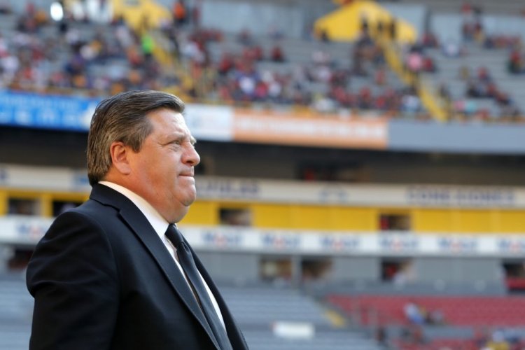 GUADALAJARA, MEXICO - APRIL 30: Miguel Herrera, coach of Tigres looks on prior the 17th round match between Atlas and Tigres UANL as part of the Torneo Grita Mexico C22 Liga MX at Jalisco Stadium on April 30, 2022 in Guadalajara, Mexico. (Photo by Refugio Ruiz/Getty Images)