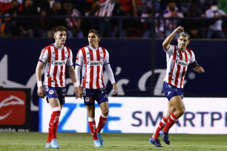SAN LUIS POTOSI, MEXICO - MARCH 02: German Berterame of Atletico San Luis celebrates after scoring the first goal of his team during the 8th round match between Atletico San Luis and Chivas as part of the Torneo Grita Mexico C22 Liga MX at Estadio Alfonso Lastras on March 2, 2022 in San Luis Potosi, Mexico. (Photo by Leopoldo Smith/Getty Images)
