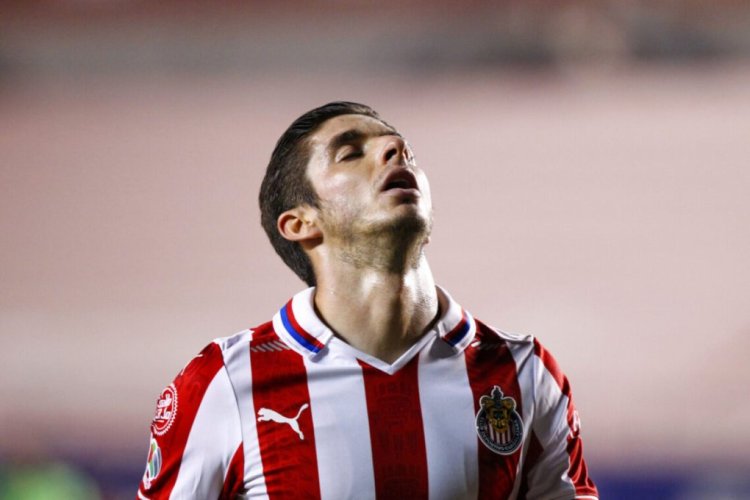 SAN LUIS POTOSI, MEXICO - JANUARY 21: Isaac Brizuela of Chivas reacts during the 3rd round match between Atletico San Luis and Chivas as part of the Torneo Guard1anes 2021 Liga MX at Estadio Alfonso Lastras on January 21, 2021 in San Luis Potosi, Mexico. (Photo by Leopoldo Smith/Getty Images)
