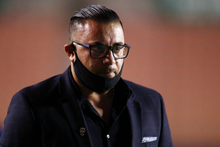 SAN LUIS POTOSI, MEXICO - SEPTEMBER 20: Antonio Ricardo Mohamed coach of Monterrey looks on after the 11th round match between Atletico San Luis and Monterrey as part of the Torneo Guard1anes 2020 Liga MX at Estadio Alfonso Lastras on September 20, 2020 in San Luis Potosi, Mexico. (Photo by Leopoldo Smith/Getty Images)