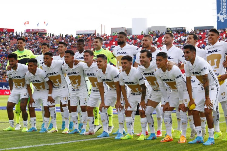 SAN LUIS POTOSI, MEXICO - APRIL 20: Players of Pumas UNAM pose for a team photo prior the 15th round match between Atletico San Luis and Pumas UNAM as part of the Torneo Grita Mexico C22 Liga MX at Estadio Alfonso Lastras on April 20, 2022 in San Luis Potosi, Mexico. (Photo by Leopoldo Smith/Getty Images)