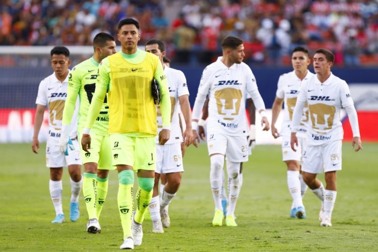 SAN LUIS POTOSI, MEXICO - APRIL 20: Players of Pumas UNAM leave the field after the first time during the 15th round match between Atletico San Luis and Pumas UNAM as part of the Torneo Grita Mexico C22 Liga MX at Estadio Alfonso Lastras on April 20, 2022 in San Luis Potosi, Mexico. (Photo by Leopoldo Smith/Getty Images)