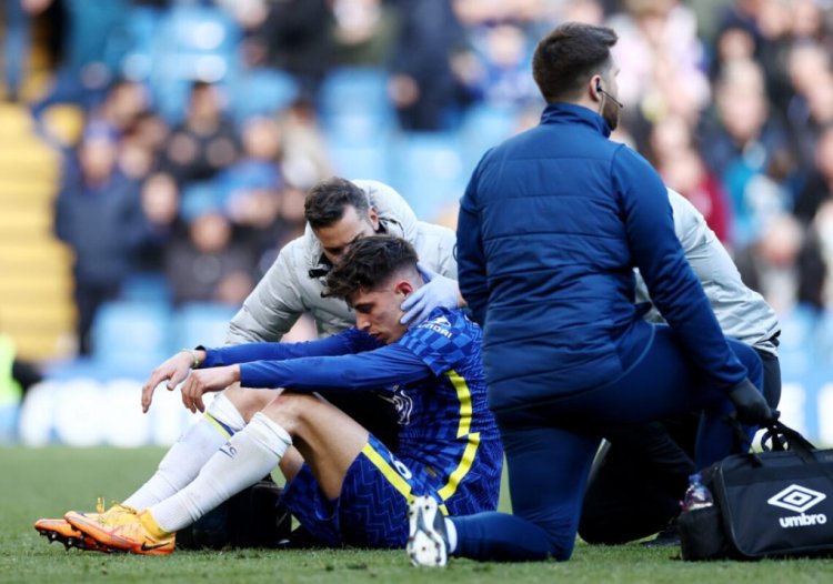 LONDON, ENGLAND - APRIL 02: Kai Havertz of Chelsea receives medical attention after a head clash during the Premier League match between Chelsea and Brentford at Stamford Bridge on April 02, 2022 in London, England. (Photo by Ryan Pierse/Getty Images)