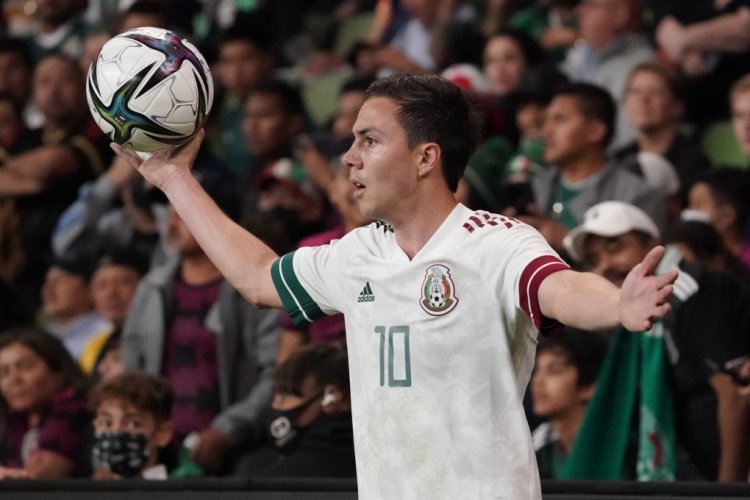 AUSTIN, TX - DECEMBER 08: Sebastian Cordova #10 of Mexico prepares for a throw in against Chile during the second half of their match at Q2 Stadium on December 8, 2021 in Austin, Texas. (Photo by Chuck Burton/Getty Images)