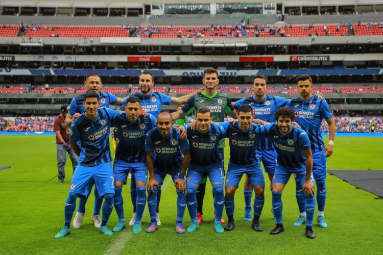 MEXICO CITY, MEXICO - APRIL 24: Players of Cruz Azul pose for a photo prior the 16th round match between Cruz Azul and Atletico San Luis as part of the Torneo Grita Mexico C22 Liga MX at Azteca Stadium on April 24, 2022 in Mexico City, Mexico. (Photo by Manuel Velasquez/Getty Images)