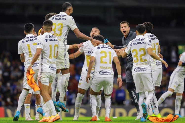 MEXICO CITY, MEXICO - APRIL 12: Pumas players celebrate the victory during the 2nd leg semifinal match between Cruz Azul and Pumas UNAM as part of the Concacaf Champions League 2022 at Azteca Stadium on April 12, 2022 in Mexico City, Mexico. (Photo by Manuel Velasquez/Getty Images)
