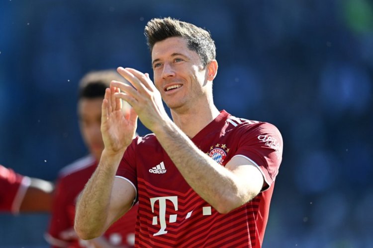 BIELEFELD, GERMANY - APRIL 17: Robert Lewandowski of FC Bayern Muenchen applauds fans following their sides victory after the Bundesliga match between DSC Arminia Bielefeld and FC Bayern München at Schueco Arena on April 17, 2022 in Bielefeld, Germany. (Photo by Stuart Franklin/Getty Images)