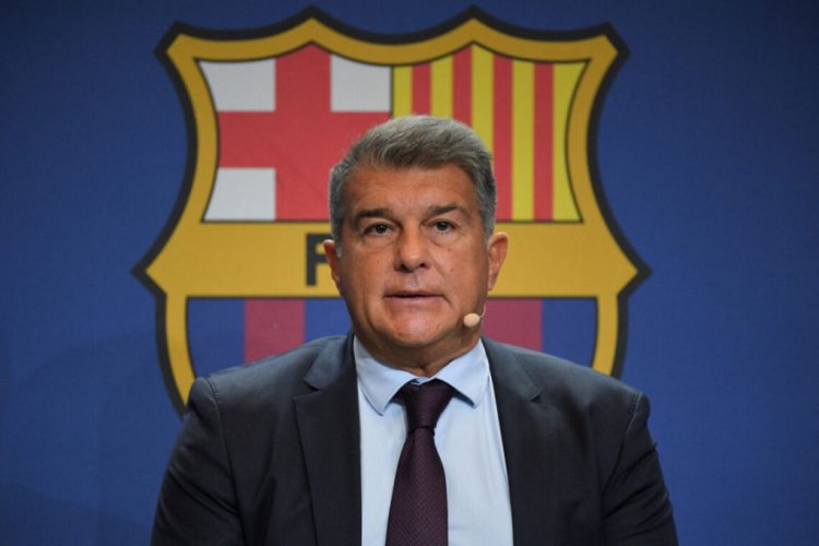 Barcelona's Spanish President Joan Laporta gestures as he addresses a press conference to present the results of a club investigation into financial mismanagement under the previous board, in Barcelona on February 1, 2022. - The "forensic report" focuses on various financial issues, including money paid to agents and the spreading of fees over numerous contracts, allegedly to avoid exceeding spending limits, with former president Josep Maria Bartomeu expected to be in the firing line. (Photo by LLUIS GENE / AFP) (Photo by LLUIS GENE/AFP via Getty Images)