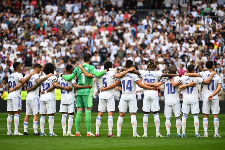 Real Madrid's players line up before the start of the Spanish League football match between Real Madrid CF and RCD Espanyol at the Santiago Bernabeu stadium in Madrid on April 30, 2022. (Photo by GABRIEL BOUYS / AFP) (Photo by GABRIEL BOUYS/AFP via Getty Images)