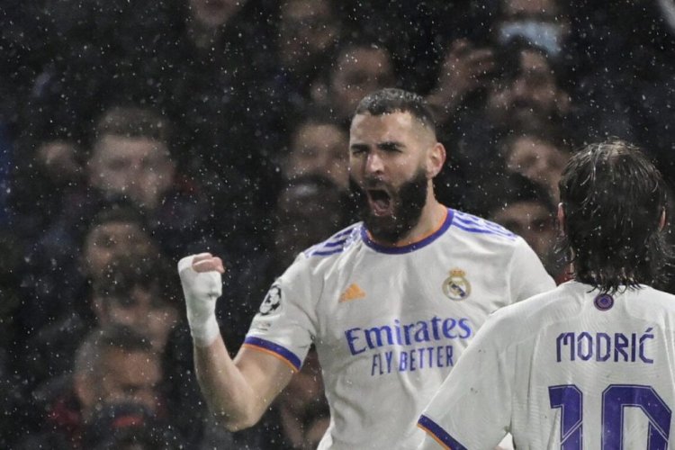 Real Madrid's French striker Karim Benzema celebrates after scoring his first goal during the UEFA Champions League Quarter-final first leg football match between Chelsea and Real Madrid at Stamford Bridge stadium in London, on April 6, 2022. (Photo by JAVIER SORIANO / AFP) (Photo by JAVIER SORIANO/AFP via Getty Images)