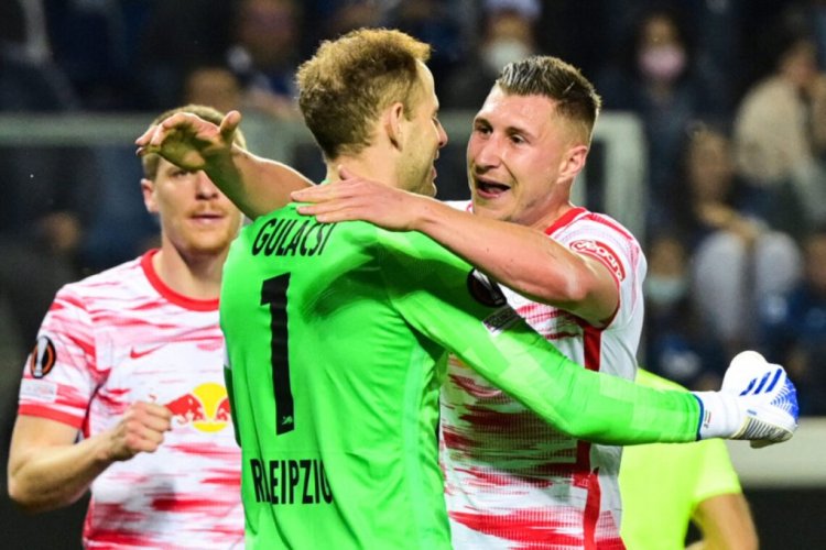 RB Leipzig's Hungarian defender Willi Orban (R) and RB Leipzig's Hungarian goalkeeper Peter Gulacsi celebrate at the end of the UEFA Europa League quarter-final, second-leg football match between Atalanta and RB Leipzig on April 14, 2022 at the Azzurri d'Italia stadium in Bergamo. (Photo by MIGUEL MEDINA / AFP) (Photo by MIGUEL MEDINA/AFP via Getty Images)