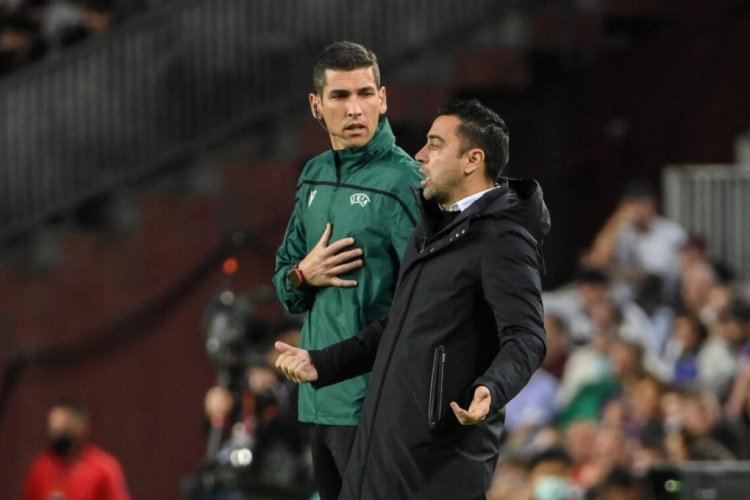Barcelona's Spanish coach Xavi (R) reacts during the Europa League quarter final second leg football match between FC Barcelona and Eintracht Frankfurt at the Camp Nou stadium in Barcelona on April 14, 2022. (Photo by LLUIS GENE / AFP) (Photo by LLUIS GENE/AFP via Getty Images)