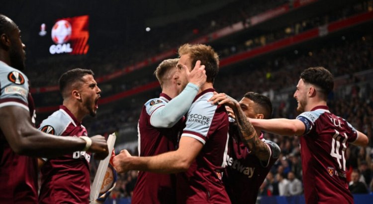 West Ham United's English defender Craig Dawson (C) celebrates with teammates after scoring his team's first goal during the UEFA Europa League quarter-final second-leg football match between Olympique Lyonnais (OL) and West Ham United at the Groupama stadium in Decines-Charpieu near Lyon, central eastern France, on April 14, 2022. (Photo by Jeff PACHOUD / AFP) (Photo by JEFF PACHOUD/AFP via Getty Images)