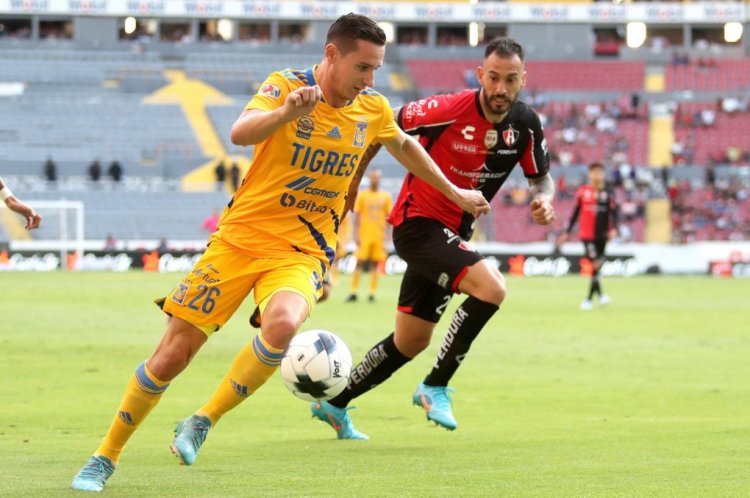 Atlas' Victor Aguilera (R) vies for the ball with Tigres' Florian Thauvin (L) during their Mexican Clausura tournament football match at the Jalisco stadium, in Guadalajara, Jalisco State, Mexico, on April 30, 2022. (Photo by Ulises Ruiz / AFP) (Photo by ULISES RUIZ/AFP via Getty Images)