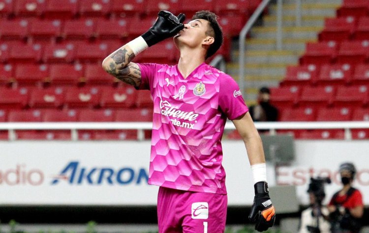 Guadalajara goalkeeper Raul Gudino celebrates after stopping a penalty kick during a Mexican Apertura tournament football match against Atlas at the Akron stadium in Guadalajara, Jalisco state, Mexico, on October 17, 2020, amid the COVID-19 coronavirus pandemic. (Photo by Ulises Ruiz / AFP) (Photo by ULISES RUIZ/AFP via Getty Images)