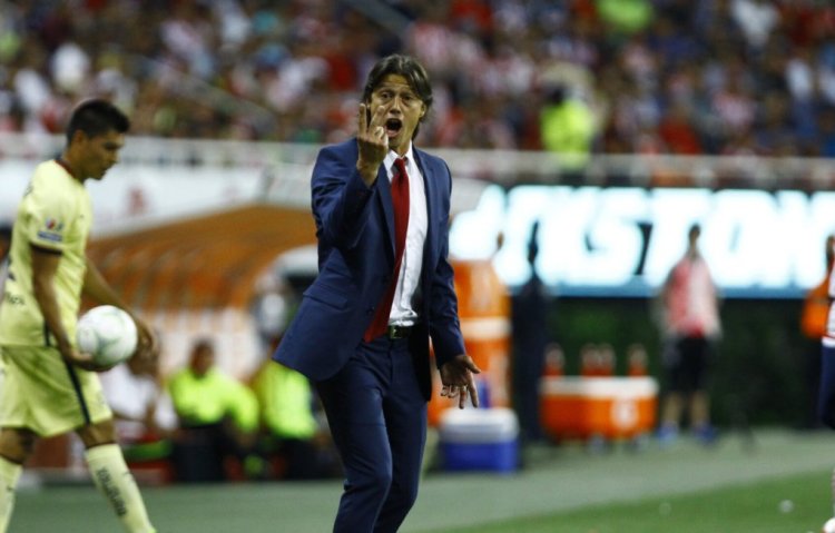 Guadalajara coach Matias Almeyda gives instructions to his players during their Mexican Clausura 2016 tournament quarterfinals football match against America  at Chivas stadium on 12 May 2016, in Guadalajara, Mexico. / AFP / Hector_Guerrero        (Photo credit should read HECTOR_GUERRERO/AFP via Getty Images)