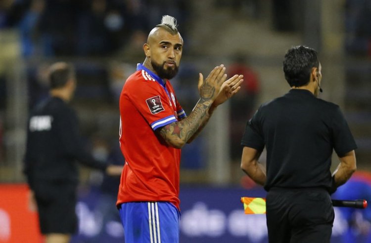 Chile's Arturo Vidal reacts after losing against Uruguay the South American qualification football match between Chile and Uruguay, failing to qualify for the FIFA World Cup Qatar 2022, at the San Carlos de Apoquindo Stadium in Santiago on March 29, 2022. (Photo by Marcelo HERNANDEZ / POOL / AFP) (Photo by MARCELO HERNANDEZ/POOL/AFP via Getty Images)