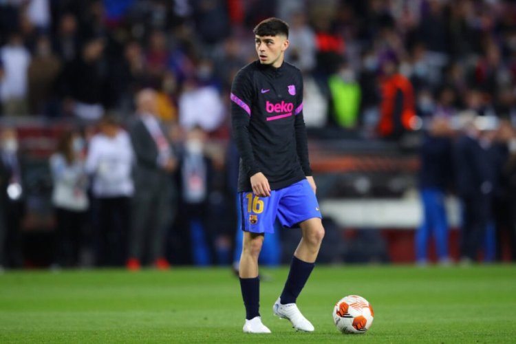 BARCELONA, SPAIN - APRIL 14: Pedri of FC Barcelona warms up prior to the UEFA Europa League Quarter Final Leg Two match between FC Barcelona and Eintracht Frankfurt at Camp Nou on April 14, 2022 in Barcelona, Spain. (Photo by Eric Alonso/Getty Images)