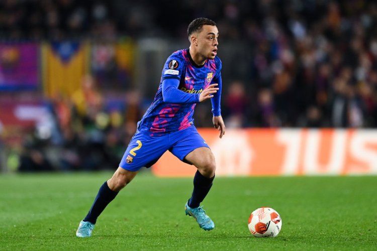 BARCELONA, SPAIN - MARCH 10: Sergiño Dest of FC Barcelona runs with the ball during the UEFA Europa League Round of 16 Leg One match between FC Barcelona and Galatasaray at Camp Nou on March 10, 2022 in Barcelona, Spain. (Photo by David Ramos/Getty Images)