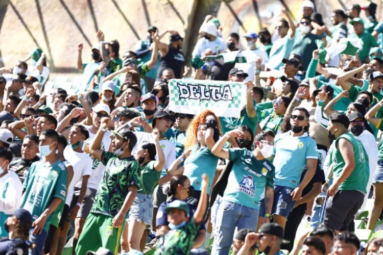 LEON, MEXICO - APRIL 03: Fans of Leon cheer on their team during the 12th round match between Leon and Queretaro as part of the Torneo Grita Mexico C22 Liga MX at Leon Stadium on April 3, 2022 in Leon, Mexico. (Photo by Leopoldo Smith/Getty Images)