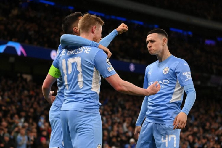 MANCHESTER, ENGLAND - APRIL 05: Kevin De Bruyne of Manchester City celebrates with teammates Joao Cancelo and Phil Foden after scoring their side's first goal during the UEFA Champions League Quarter Final Leg One match between Manchester City and Atletico Madrid at City of Manchester Stadium on April 05, 2022 in Manchester, England. (Photo by Michael Regan/Getty Images)