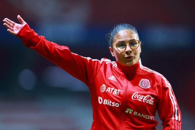 TOLUCA, MEXICO - APRIL 12: Monica Vergara, head coach of Mexico waves at the fans during the Concacaf W Qualifier match between Mexico and Puerto Rico at Nemesio Diez Stadium on April 12, 2022 in Toluca, Mexico. (Photo by Hector Vivas/Getty Images)