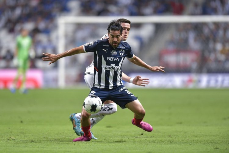 MONTERREY, MEXICO - APRIL 20: Rodolfo Pizarro of Monterrey fights for the ball with Franco Troyansky of Atlas  during the 15th round match between Monterrey and Atlas as part of the Torneo Grita Mexico C22 Liga MX at BBVA Stadium on April 20, 2022 in Monterrey, Mexico. (Photo by Azael Rodriguez/Getty Images)