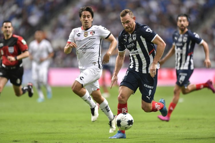 MONTERREY, MEXICO - APRIL 20: Vincent Janssen of Monterrey drives the ball while followed by José Abella of Atlas during the 15th round match between Monterrey and Atlas as part of the Torneo Grita Mexico C22 Liga MX at BBVA Stadium on April 20, 2022 in Monterrey, Mexico. (Photo by Azael Rodriguez/Getty Images)