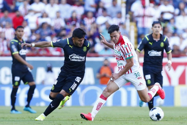 AGUASCALIENTES, MEXICO - APRIL 29: Alexis Vega of Chivas struggles for the ball with Fernando Meza of Necaxa during the 17th round match between Necaxa and Chivas as part of the Torneo Grita Mexico C22 Liga MX at Victoria Stadium on April 29, 2022 in Aguascalientes, Mexico. (Photo by Leopoldo Smith/Getty Images)