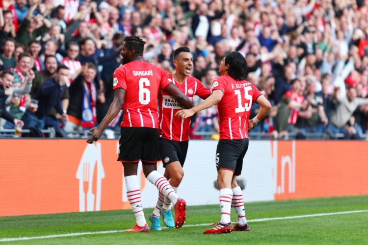 EINDHOVEN, NETHERLANDS - APRIL 14: Eran Zahavi of PSV Eindhoven celebrates with teammates Ibrahim Sangare (L) and Erick Guitierrez of PSV Eindhoven (R) after scoring their team's first goal during the UEFA Conference League Quarter Final Leg Two match between PSV Eindhoven and Leicester City at Philips Stadium on April 14, 2022 in Eindhoven, Netherlands. (Photo by Dean Mouhtaropoulos/Getty Images)