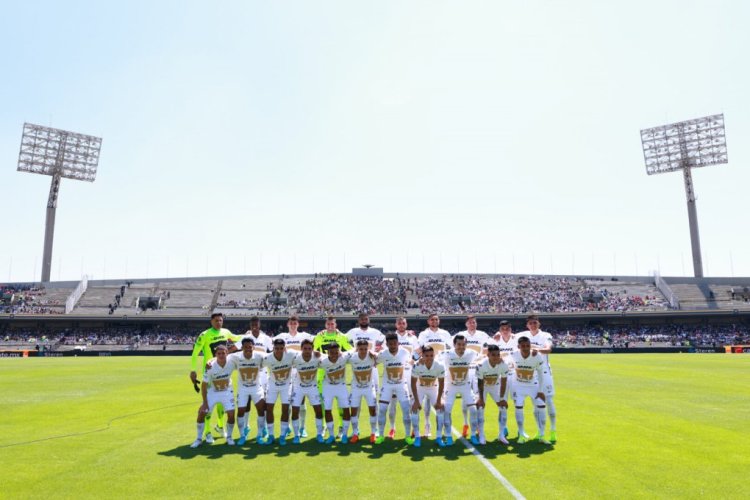 MEXICO CITY, MEXICO - APRIL 17: Players of Pumas UNAM pose for a team photo during the 14th round match between Pumas UNAM and Monterrey as part of the Torneo Grita Mexico C22 Liga MX at Olimpico Universitario Stadium on April 17, 2022 in Mexico City, Mexico. (Photo by Hector Vivas/Getty Images)